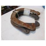 4 metal horse shoes