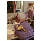 towels,vases & bathroom items