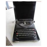 vintage remington typewriter w/case