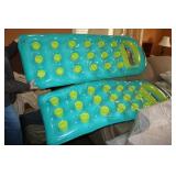 2 pool rafts