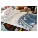 pillows,throw & linens