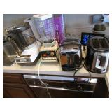 food chopper,blender,can opener & 2 toasters