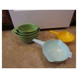 plastic bowl set & 2 stariners