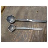 2 metal ladles
