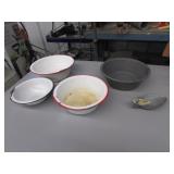 4 enamel bowls & scoop