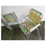 2 aluminum lawn chairs & 2 decorations