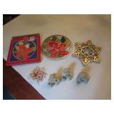 2 brass trivets & bear figurines