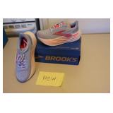 new pair of brooks size 8 ladys shoes