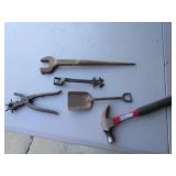 hammer,sand shovel,tools