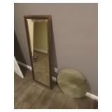 2 wall mirrors & 3 wall hangings,table