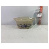 Pyrex Homestead Dish w/Lid 1.5qt
