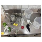 Measuring cups and spoons