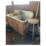 Large sink, 2 stools