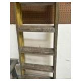 Louisville 8' fiberglass ladder