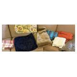 3 Decorative Pillow Covers, 4 Blankets