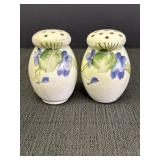 Vtg hand-painted floral salt & pepper shakers, 3in