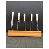 Straight chalk line maker tool for chalk boards,