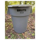 Brute Rubbermaid 44 gallon trash can