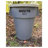 Brute Rubbermaid 44 gallon trash can