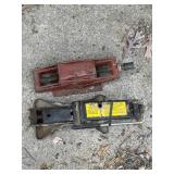 2 floor jacks, one doesnï¿½t have a handle