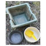 Plastic feed & water containers/bowls & scoop,