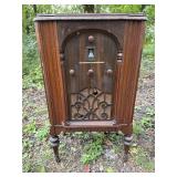 Ant. Silvertone floor tube radio, 22 x 14 x 38in