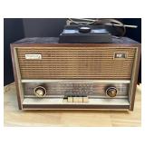 Vtg Stradivaro tabletop radio - Model 12H-300