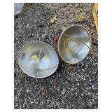 2 heat lamps