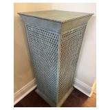 Metal Lattice design Stand, Green/Blue