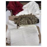 Misc linen table clothes, napkins & placemats