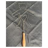 17in wire rug beater, teddy bear design w/heart