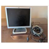 HP L1710 17in monitor with Cords