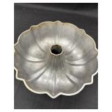 Northland Aluminum Bundt Pan, 10in dia., x 3.75in