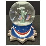 Hallmark Statue of Liberty musical snow globe,