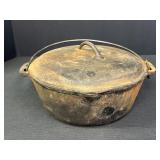 No 8 Cast Iron Pot w/ Handle & Lid 10.25'