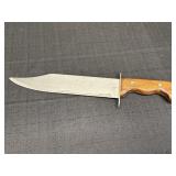 12.5in blade Bowie-style knife w/green sheath that