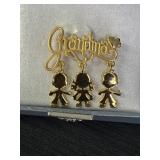 Gold-tone brooch w/the word 'Grandma' in