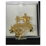 Gold-tone metal sewing machine brooch w/dangling