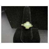 925 Sterling Ring w/ green stone centerpiece