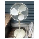 3-blade oscillating pedestal fan