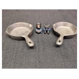(2) Cast Iron skillets 2 Cast Iron Amish figurines