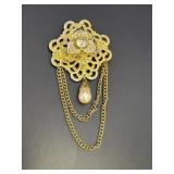 Ornate vtg gold-tone filigree floral brooch w/