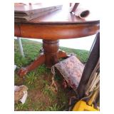 ANTIQUE ROUND OAK TABLE CLAW FEET, 2 LEAVES