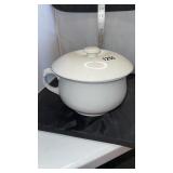 Chamber pot with lid