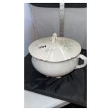 Chamber pot with non-matching lid