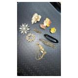9 Vintage pins / brooches