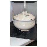 Chamber pot with lid - has lg crack
