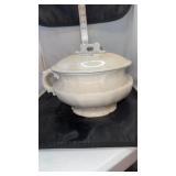 Chamber pot with lid