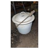 Enamel ware chamber pot slop jar