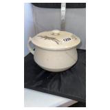 Chamber pot non-matching lid